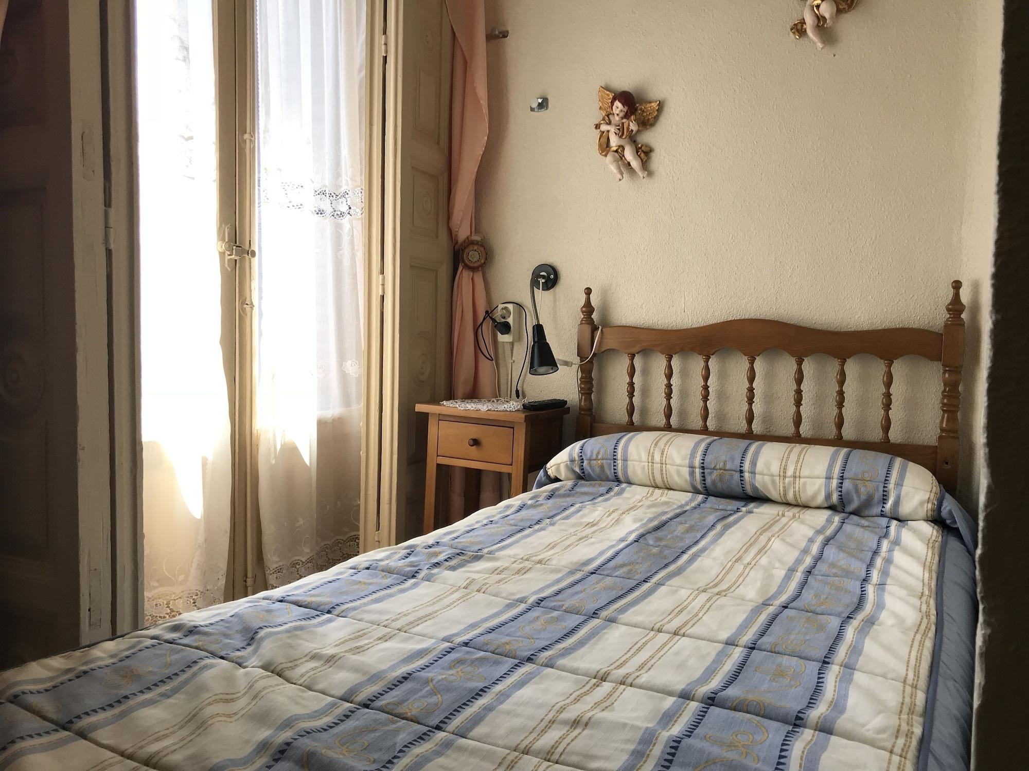 Rc Miguel Angel Hostel Μαδρίτη Εξωτερικό φωτογραφία A bedroom in a Spanish hotel