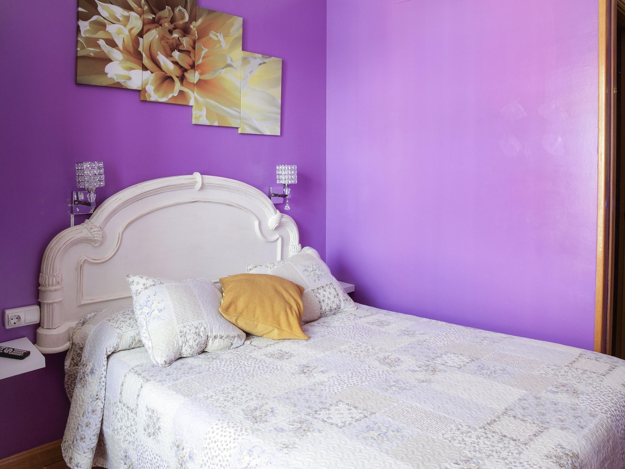 Rc Miguel Angel Hostel Μαδρίτη Εξωτερικό φωτογραφία A bedroom with purple walls