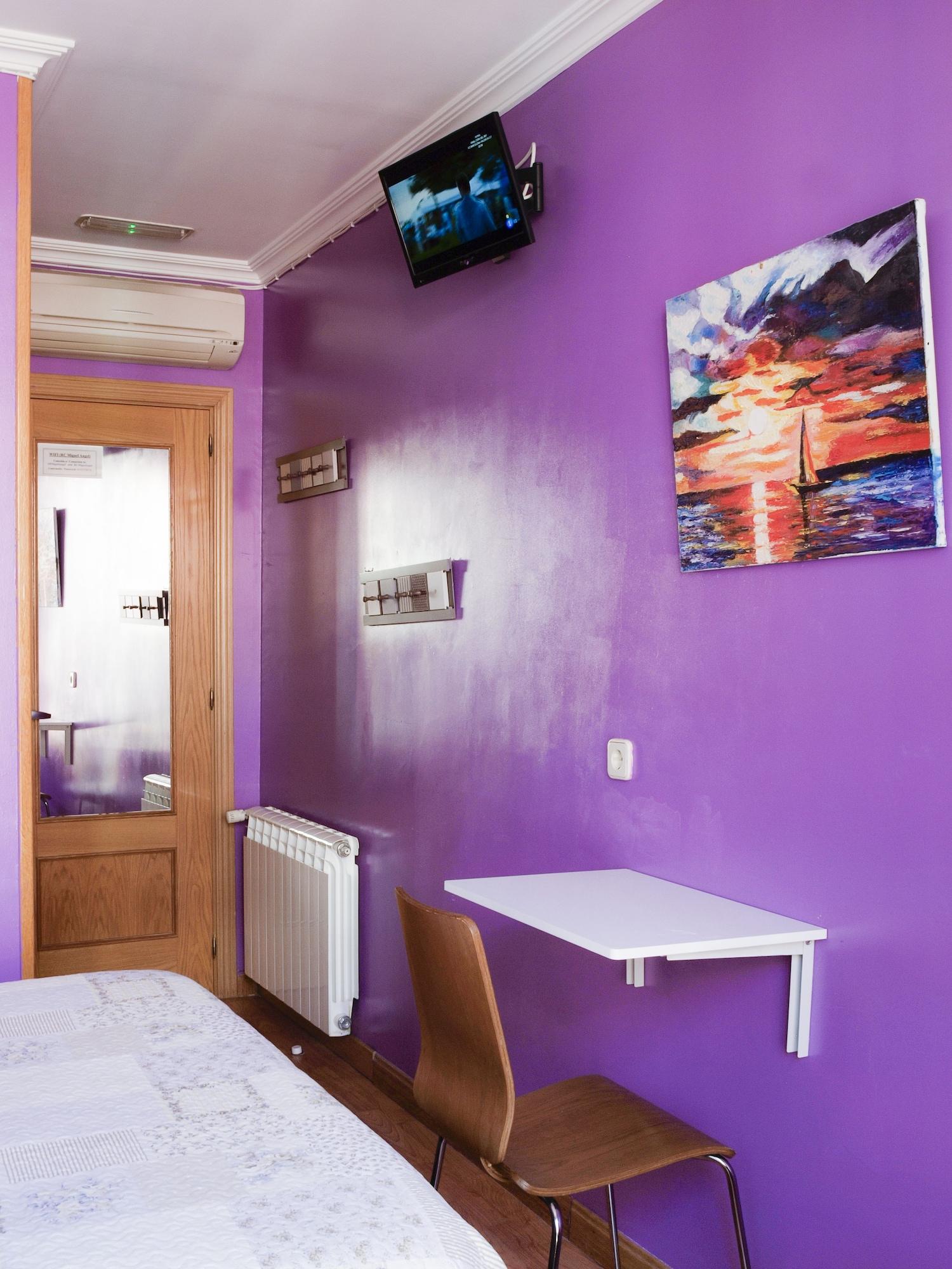 Rc Miguel Angel Hostel Μαδρίτη Εξωτερικό φωτογραφία A room at the hostel