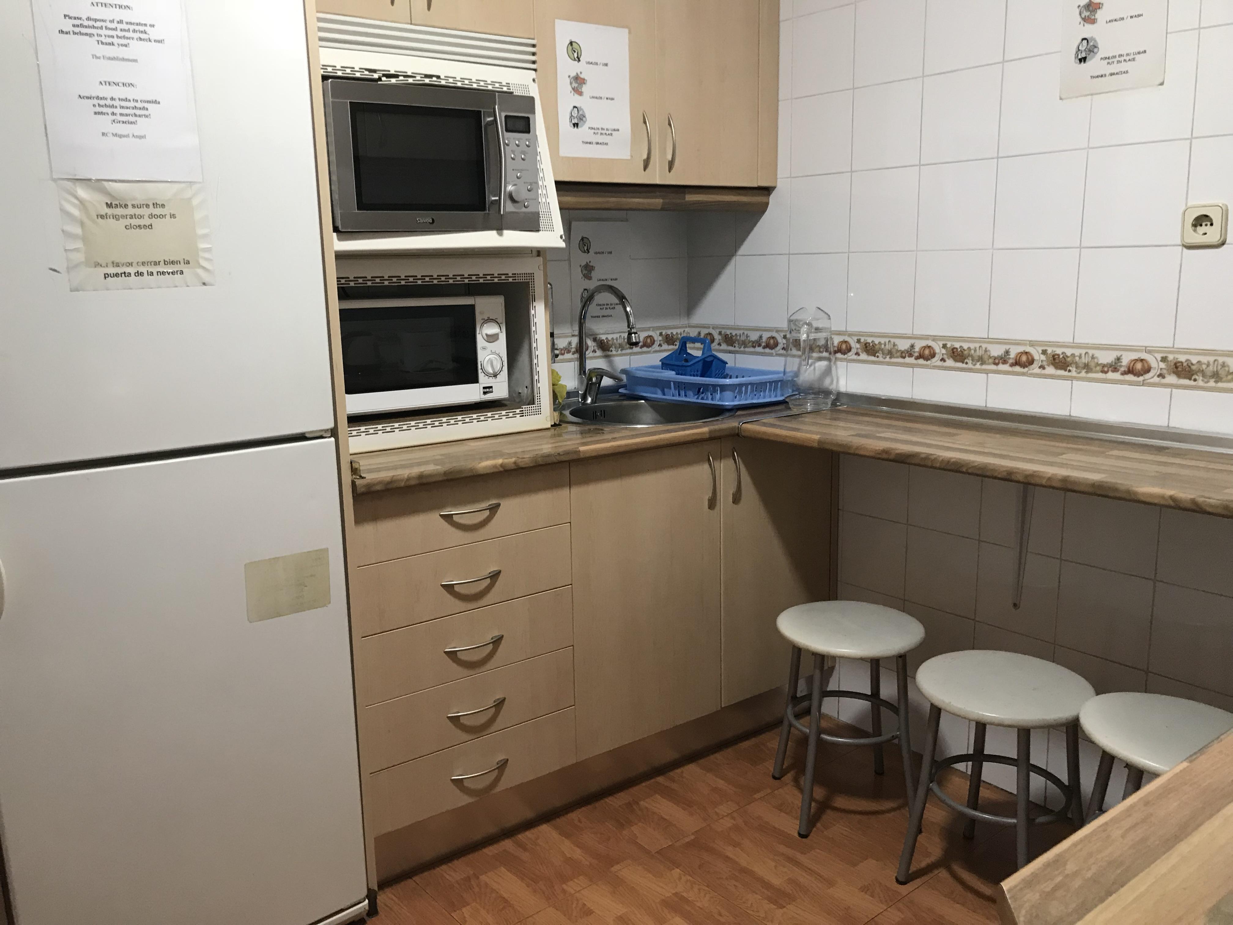 Rc Miguel Angel Hostel Μαδρίτη Εξωτερικό φωτογραφία A shared kitchen at a hostel