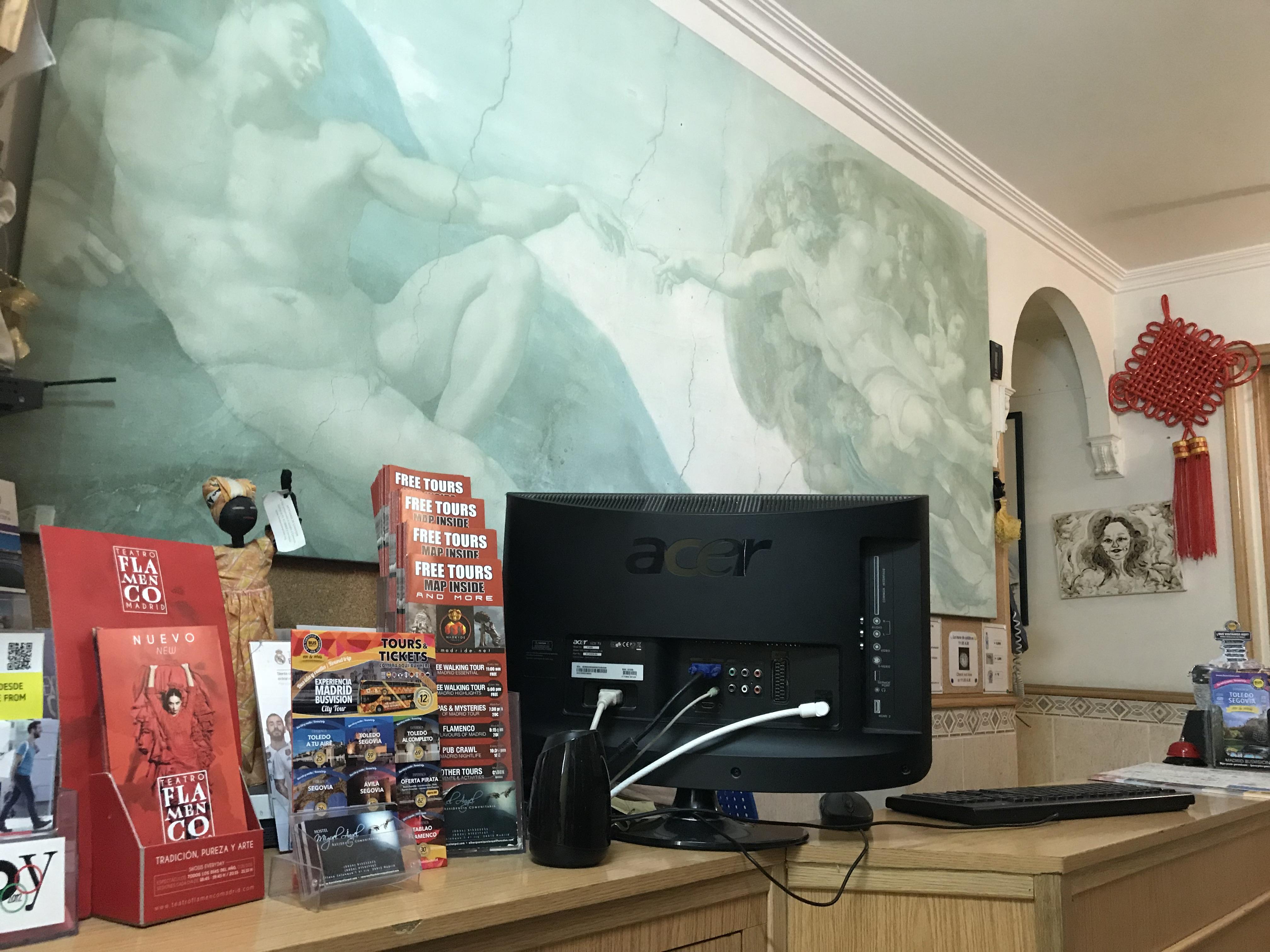 Rc Miguel Angel Hostel Μαδρίτη Εξωτερικό φωτογραφία Reception desk at the museum