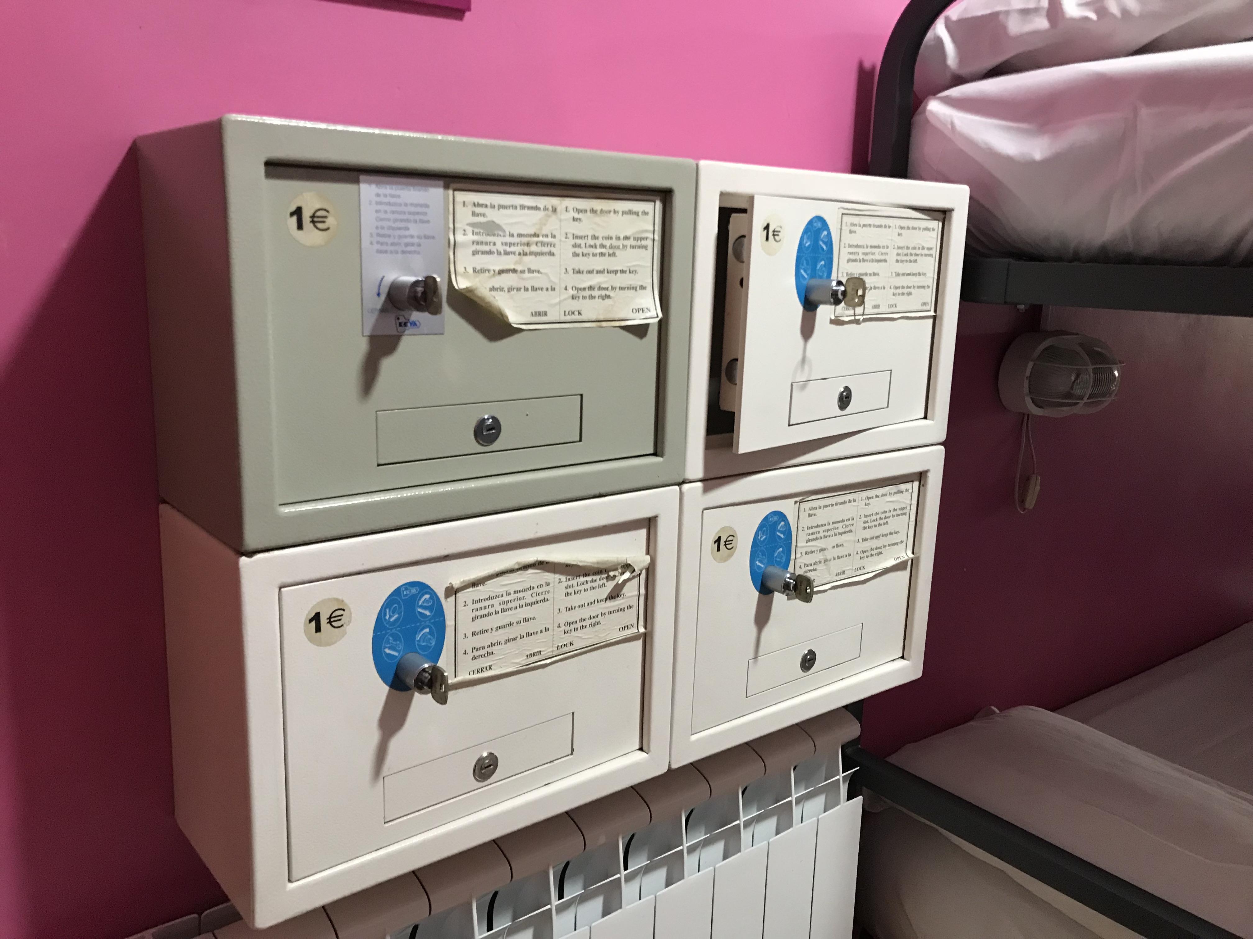 Rc Miguel Angel Hostel Μαδρίτη Εξωτερικό φωτογραφία Mailboxes on board a train