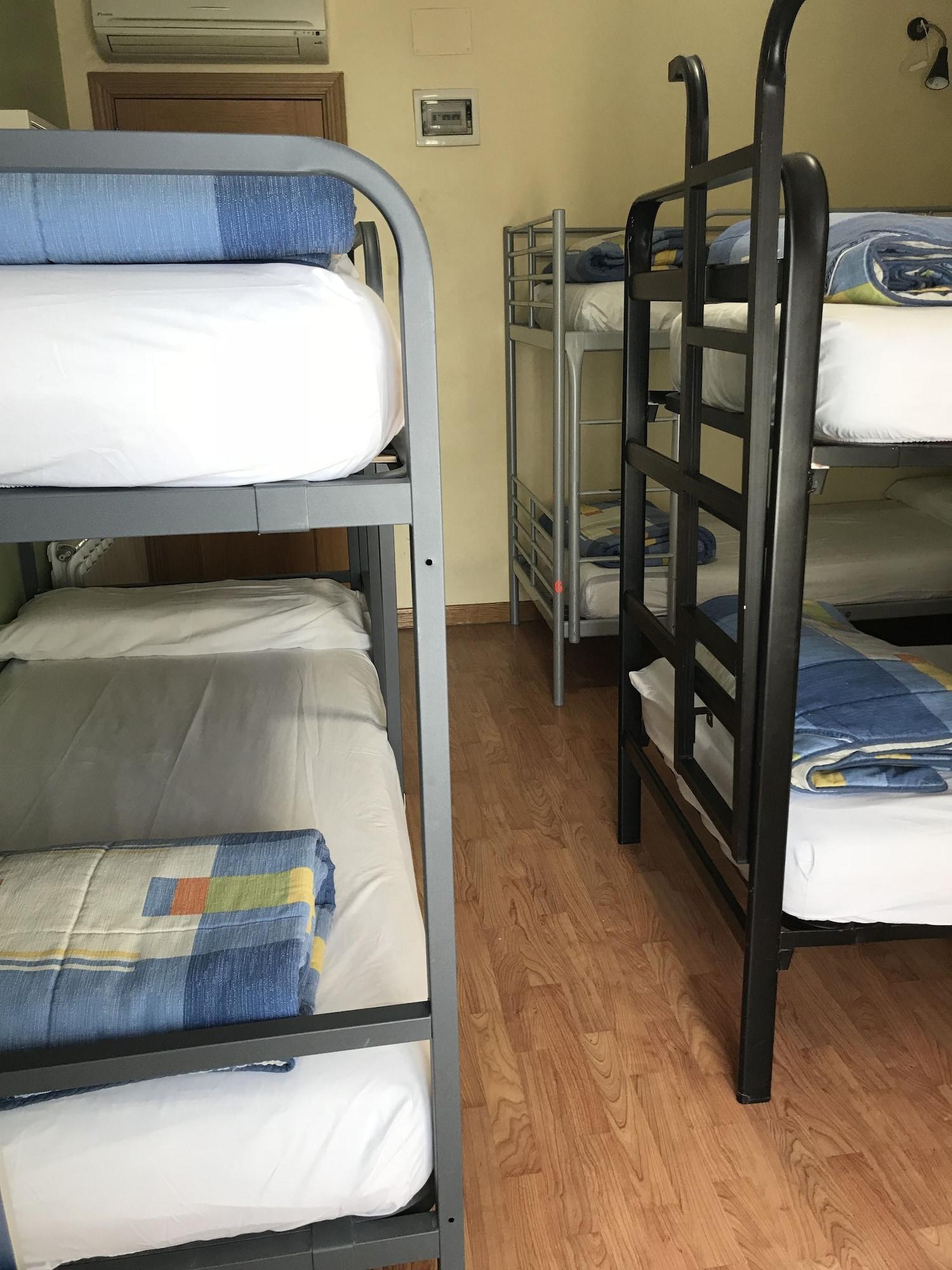 Rc Miguel Angel Hostel Μαδρίτη Εξωτερικό φωτογραφία A typical hostel room