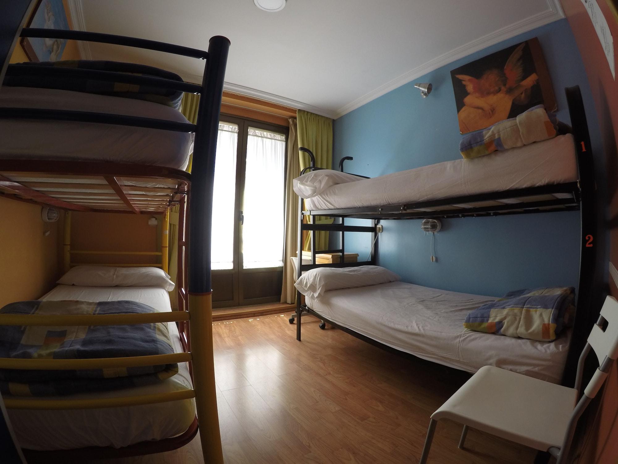 Rc Miguel Angel Hostel Μαδρίτη Εξωτερικό φωτογραφία Hostel room in Madrid, Spain