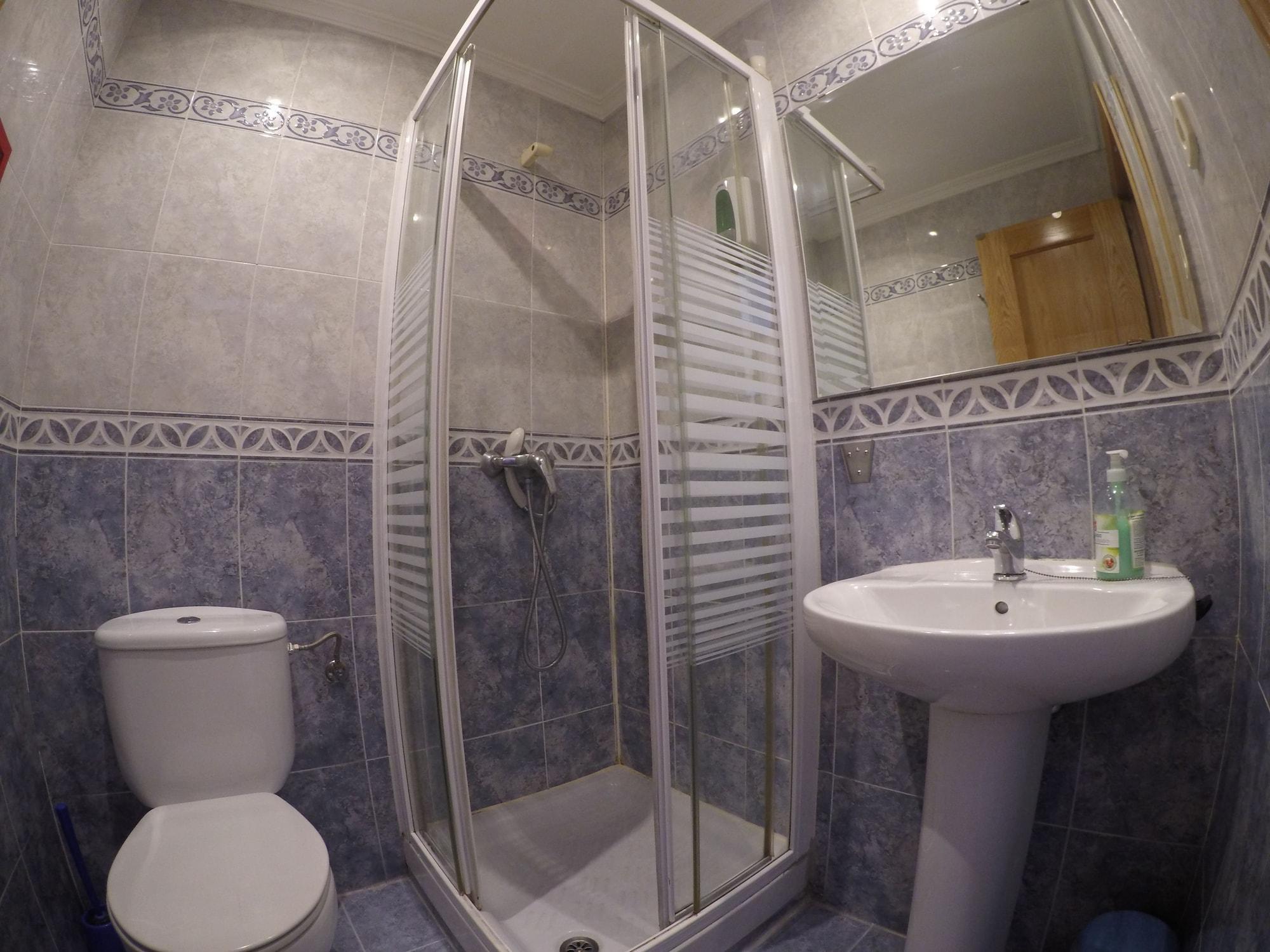 Rc Miguel Angel Hostel Μαδρίτη Εξωτερικό φωτογραφία A shower cubicle
