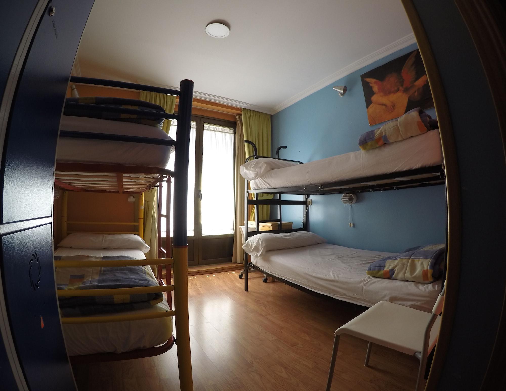 Rc Miguel Angel Hostel Μαδρίτη Εξωτερικό φωτογραφία Hostel room in Madrid, Spain
