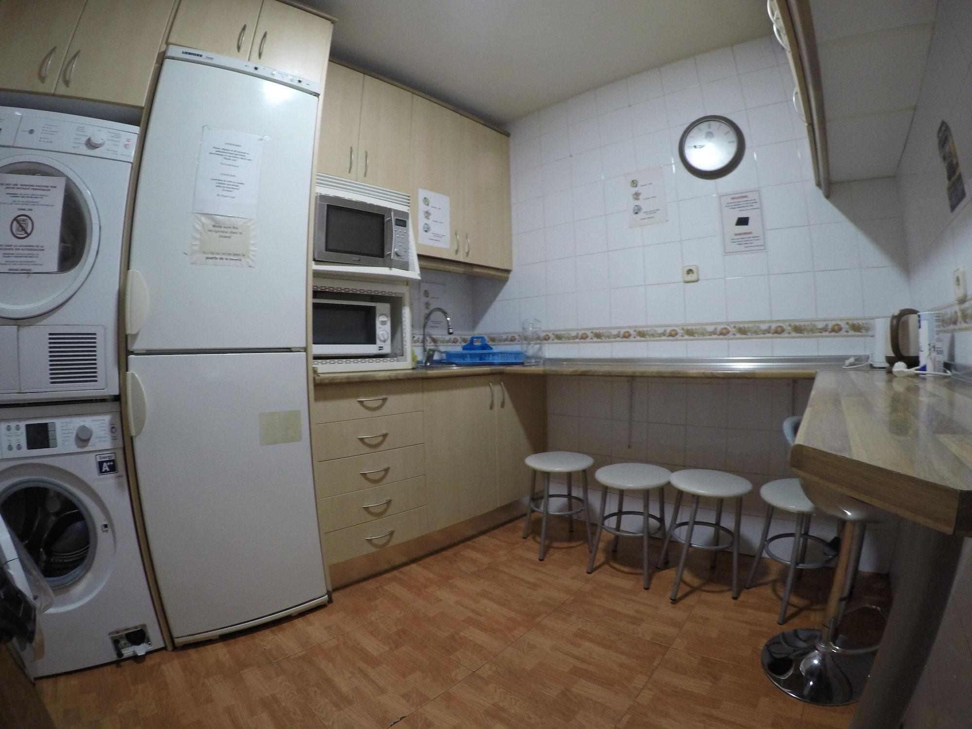 Rc Miguel Angel Hostel Μαδρίτη Εξωτερικό φωτογραφία A typical kitchen in a hostel