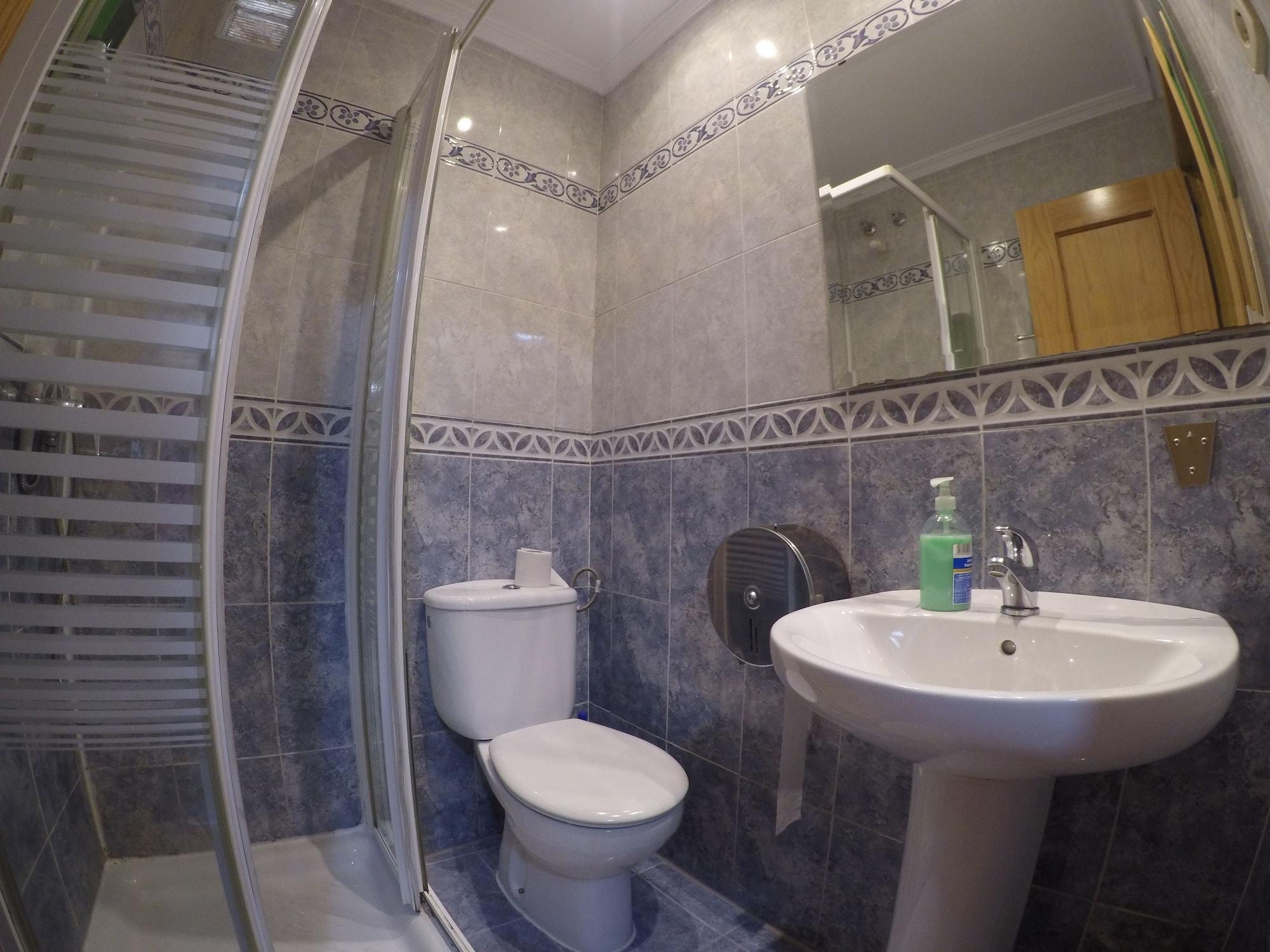 Rc Miguel Angel Hostel Μαδρίτη Εξωτερικό φωτογραφία Bathroom with shower cubicle