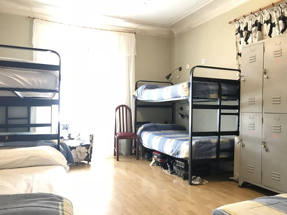 Rc Miguel Angel Hostel Μαδρίτη Εξωτερικό φωτογραφία A typical dormitory room at the International House