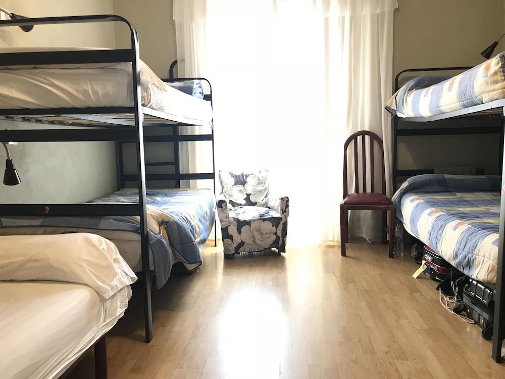 Rc Miguel Angel Hostel Μαδρίτη Εξωτερικό φωτογραφία A typical hostel room
