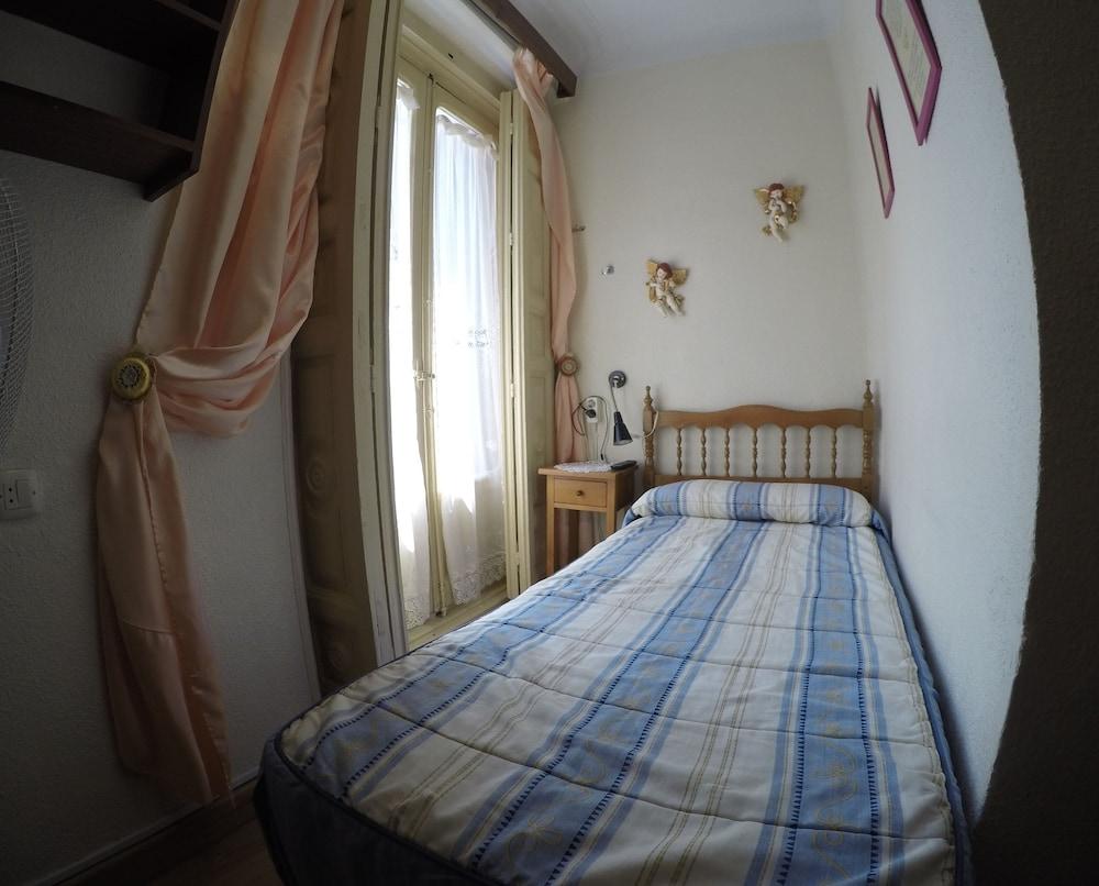 Rc Miguel Angel Hostel Μαδρίτη Εξωτερικό φωτογραφία A single room in a Spanish hostel