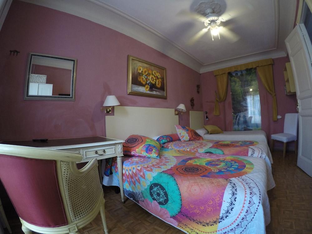 Rc Miguel Angel Hostel Μαδρίτη Εξωτερικό φωτογραφία A room at the hotel