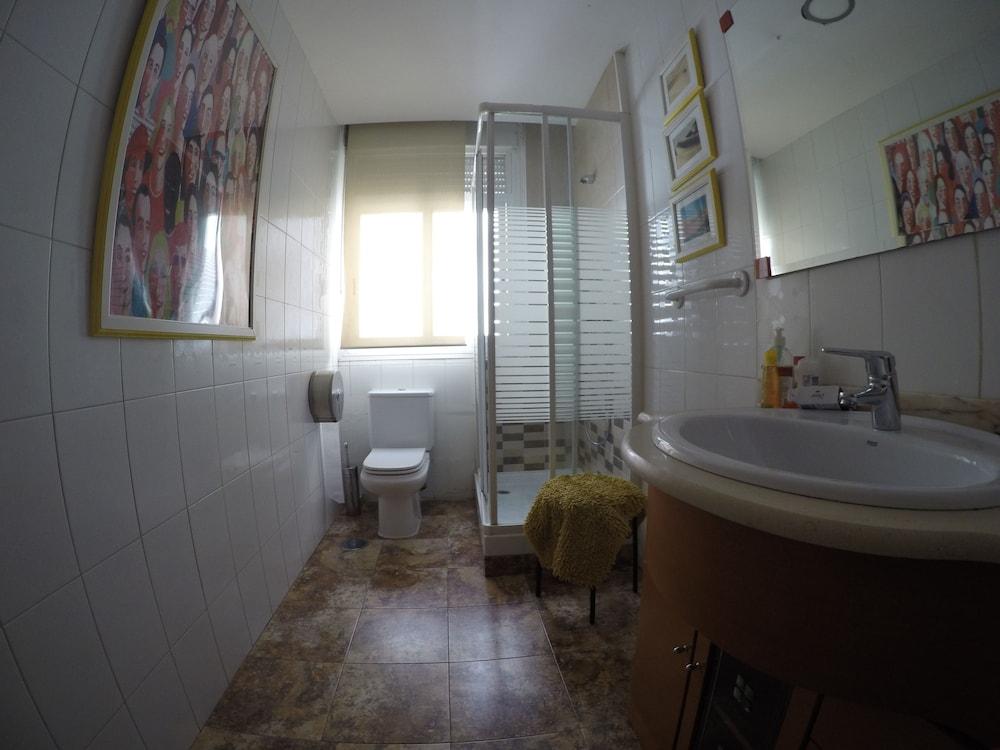 Rc Miguel Angel Hostel Μαδρίτη Εξωτερικό φωτογραφία Bathroom with shower enclosure