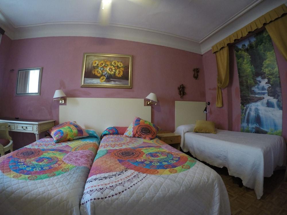Rc Miguel Angel Hostel Μαδρίτη Εξωτερικό φωτογραφία A room at the hotel