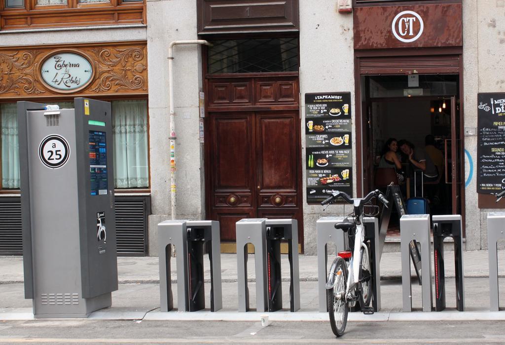 Rc Miguel Angel Hostel Μαδρίτη Εξωτερικό φωτογραφία Vélo'v station