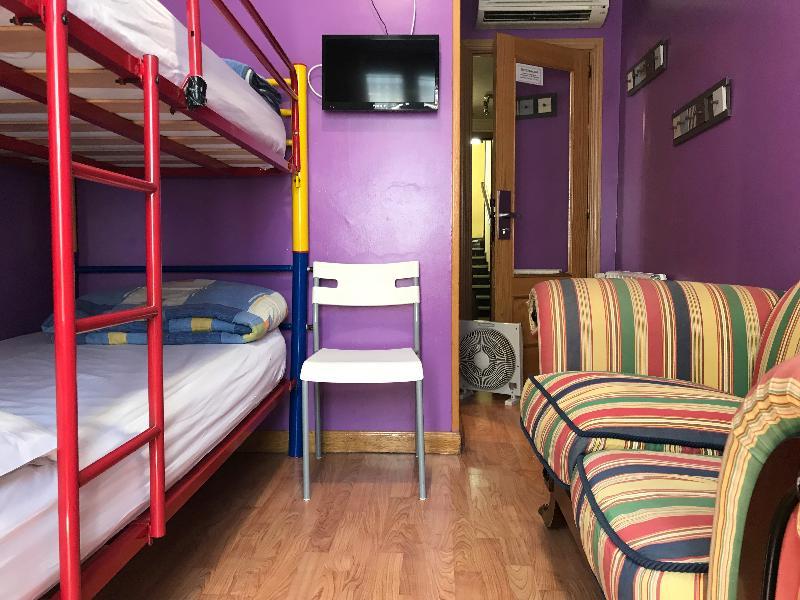 Rc Miguel Angel Hostel Μαδρίτη Εξωτερικό φωτογραφία Hostel room in Madrid, Spain
