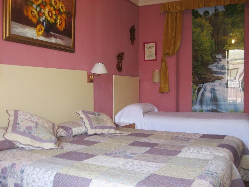 Rc Miguel Angel Hostel Μαδρίτη Εξωτερικό φωτογραφία A room at the hotel